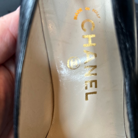 Vintage 80s Chanel pump with patent cap toe - Picture 2 of 7